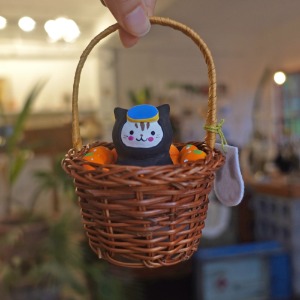 Gypsum fragrance of haenyeo&#039;s cat in tangerine basket