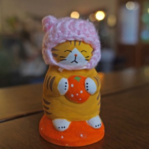 Plaster air freshener for a cat with a knitted hat
