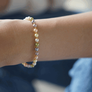 Unique color pearl bracelet.